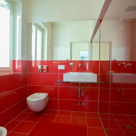 Griante Sleeps 10 Pool Villa