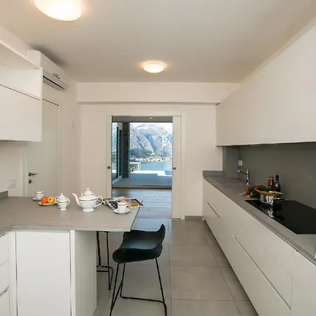 Griante Sleeps 10 Pool Villa *